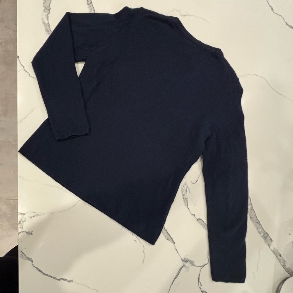 • Lord & Taylor Cashmere Sweater • - Picture 2 of 3